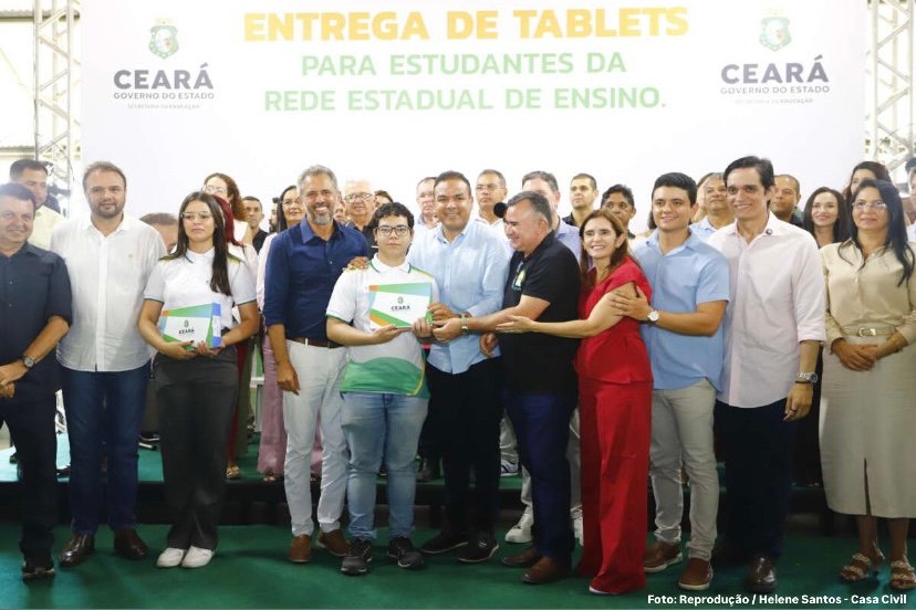 Estudantes da rede estadual em Croatá recebem tablets para a melhoria da aprendizagem.