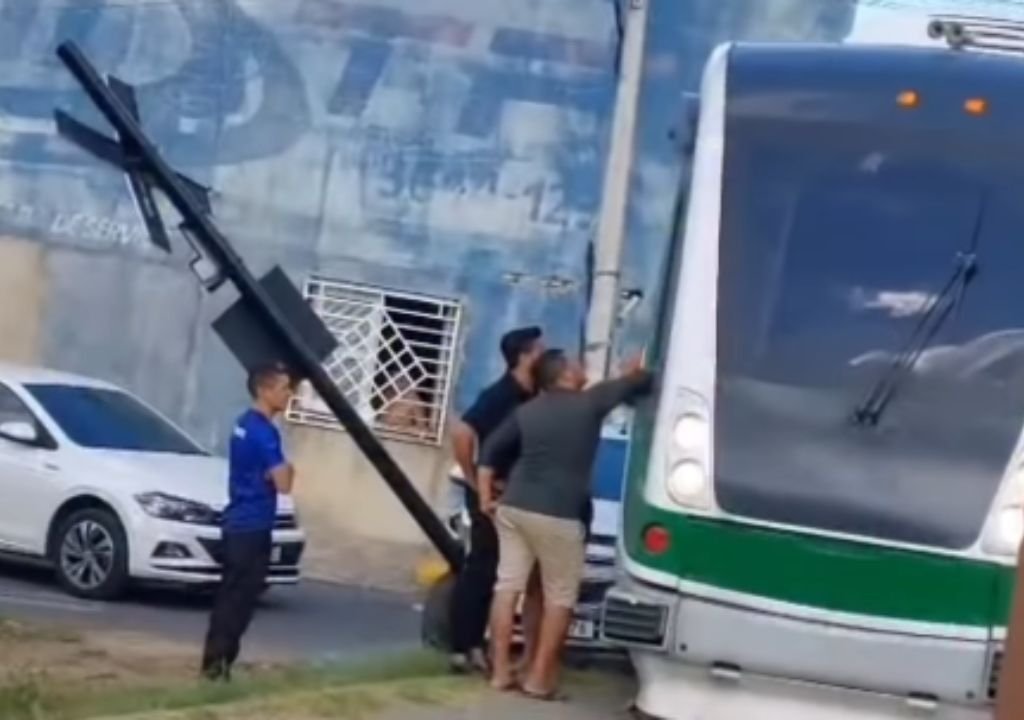 Automóvel após colisão com um Veículo Leve sobre Trilhos (VLT) na Avenida John Sanford, em Sobral.