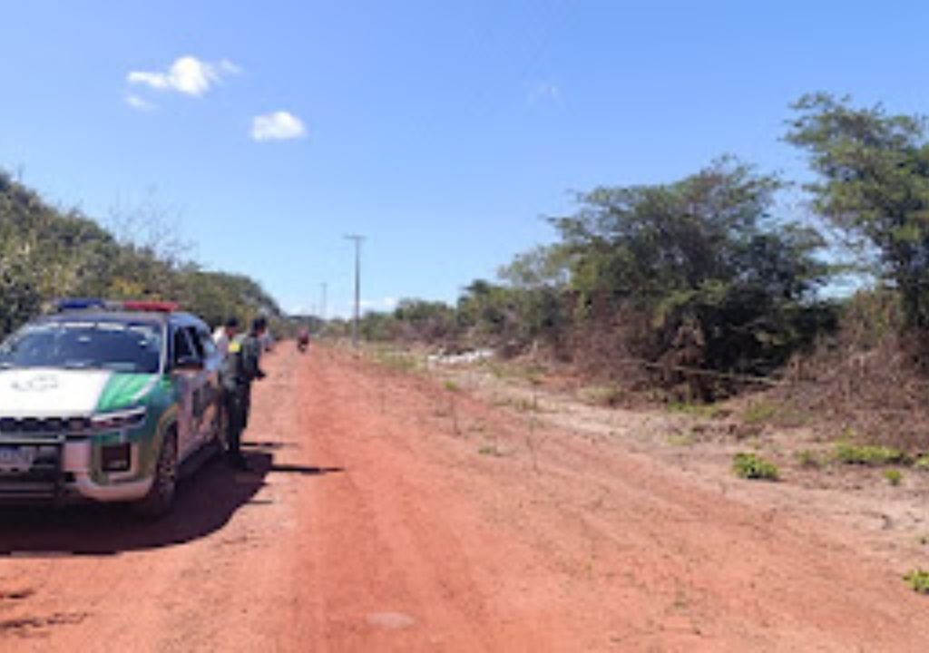 Viatura da Polícia Civil durante investigação de morte de mulher em Tianguá.