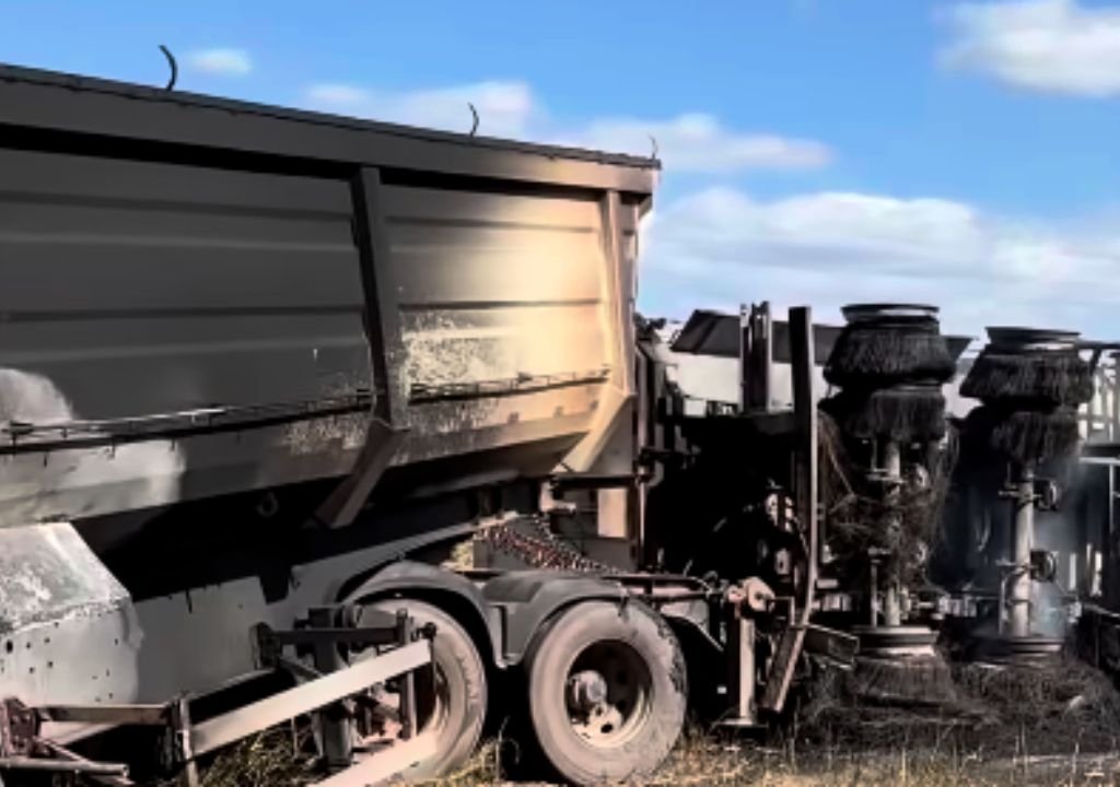 Carreta em chamas após colisão na BR-222, nas proximidades de Forquilha.
