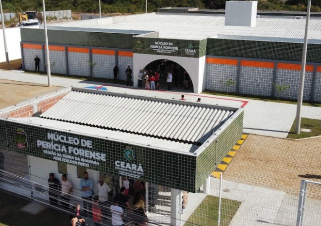 Governador inaugura o novo Núcleo Regional da Pefoce e uma areninha no município de Tianguá.