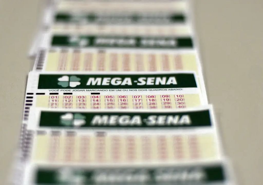 Volante da Mega-Sena com prêmio acumulado em R$ 27 milhões.
