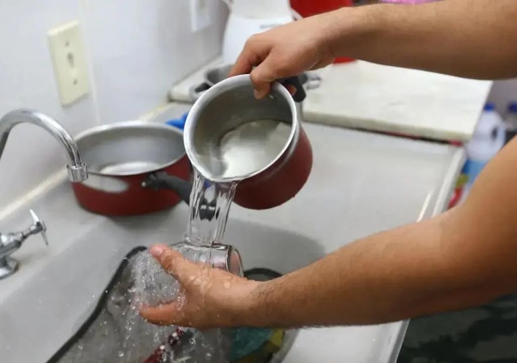 Equipe da Cagece realiza manutenção que suspendeu o abastecimento de água em cidades da Serra da Ibiapaba.