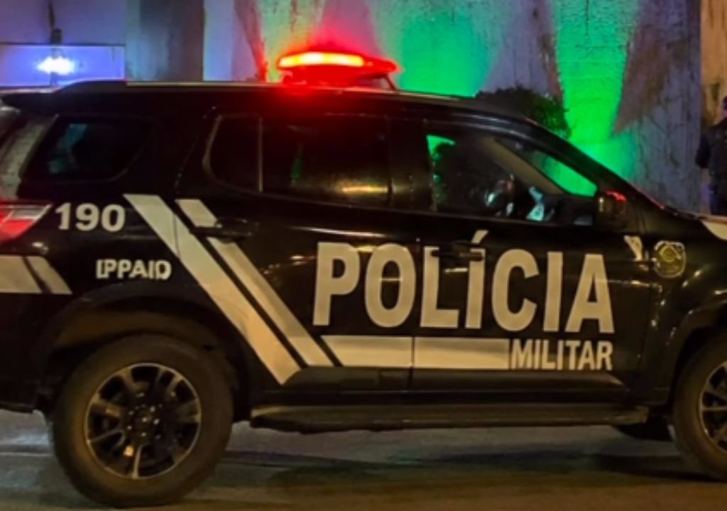 Viatura da Polícia Civil durante investigação da morte de um policial militar em Sobral.