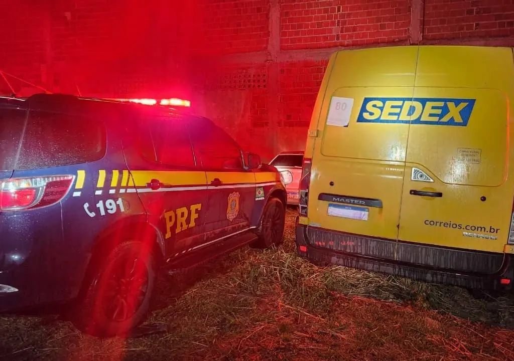 Veículo clonado com caracterização semelhante à dos Correios apreendido pela PRF na BR-116, em Fortaleza.
