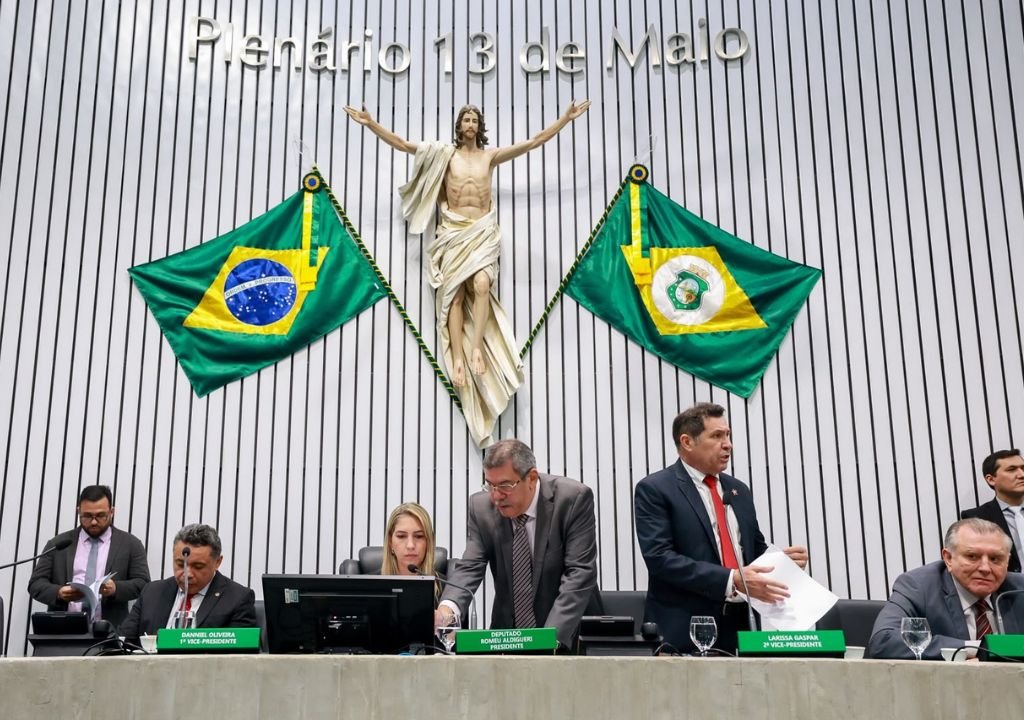 Deputados participam de sessão plenária da Assembleia Legislativa do Ceará que aprovou 11 proposições.