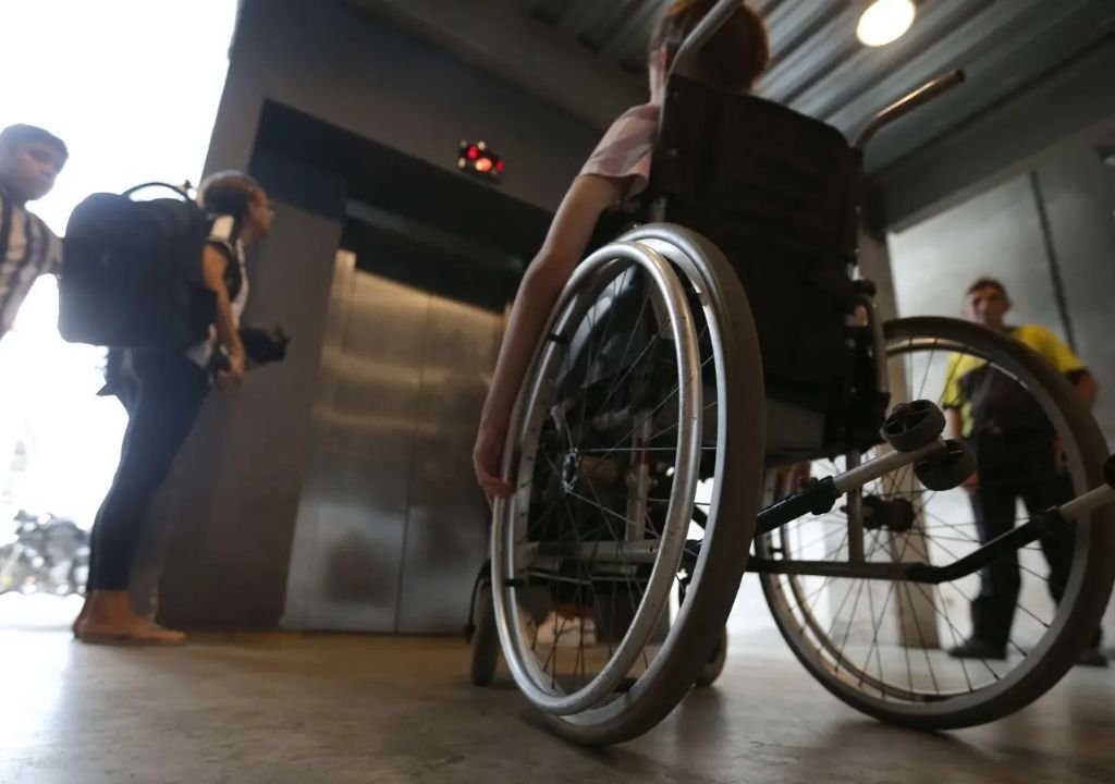 Eleitor com deficiência em seção eleitoral acessível durante votação no Ceará.