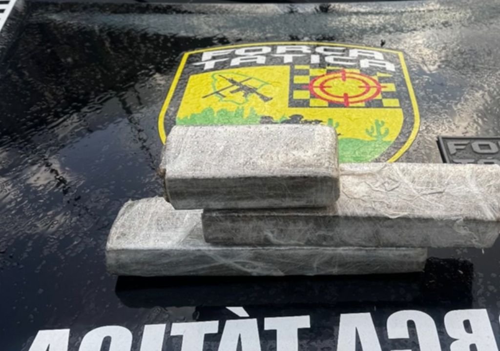 Policiais da Força Tática durante operação que apreendeu mais de dois quilos de maconha em Viçosa do Ceará.