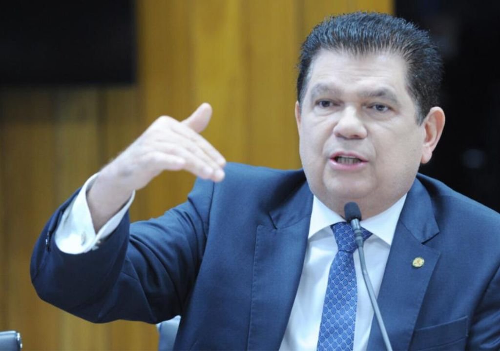 Deputado federal Mauro Filho retorna à vice-liderança do Governo Lula e mantém apoio a Ciro Gomes no Ceará.