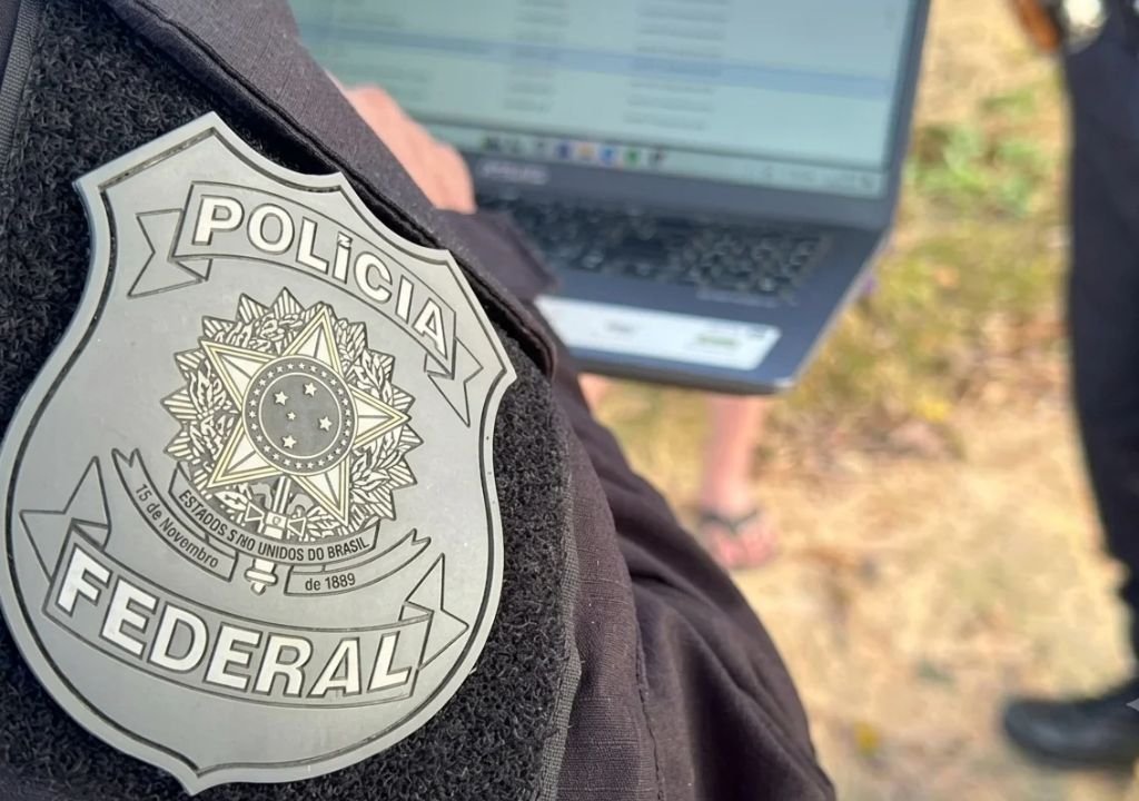 Agentes da Polícia Federal durante operação de combate ao abuso sexual infantil na internet em Camocim, no Ceará.