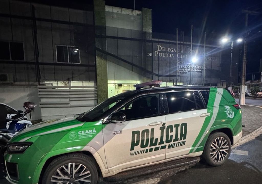Viatura da Polícia Militar durante atendimento à ocorrência de homicídio em Viçosa do Ceará.