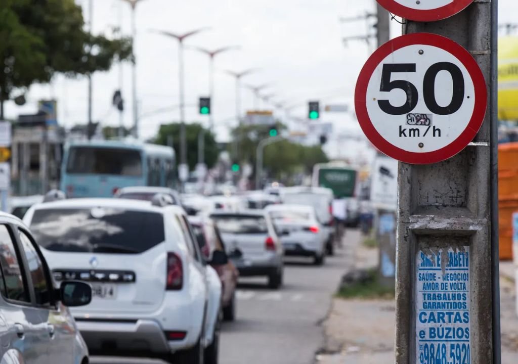 Movimento de veículos em avenida de Sobral, município que registrou 39 mortes no trânsito em 2025.