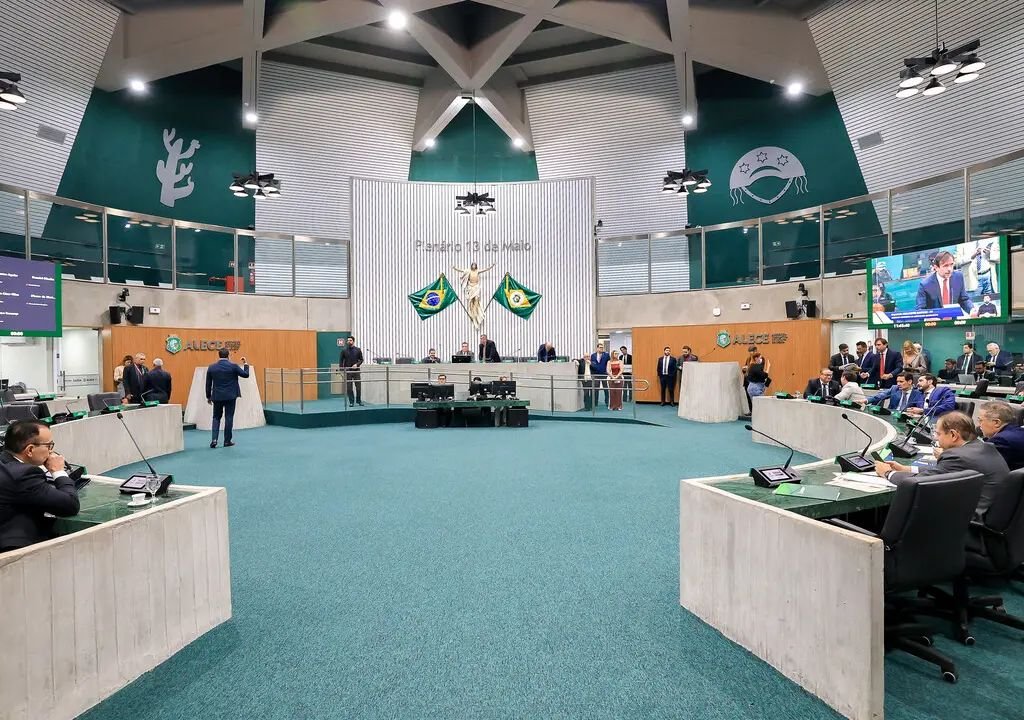 Sessão da Assembleia Legislativa do Ceará durante votação de projetos antes do recesso parlamentar.