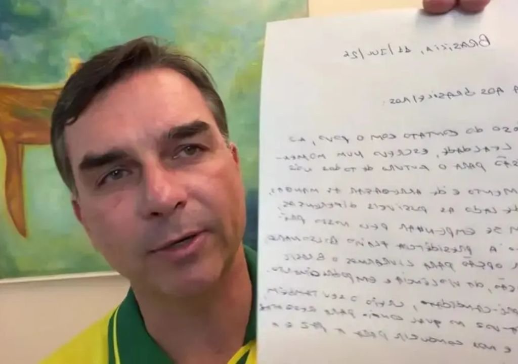 Flávio Bolsonaro durante transmissão ao vivo que motivou decisão do ministro Alexandre de Moraes.