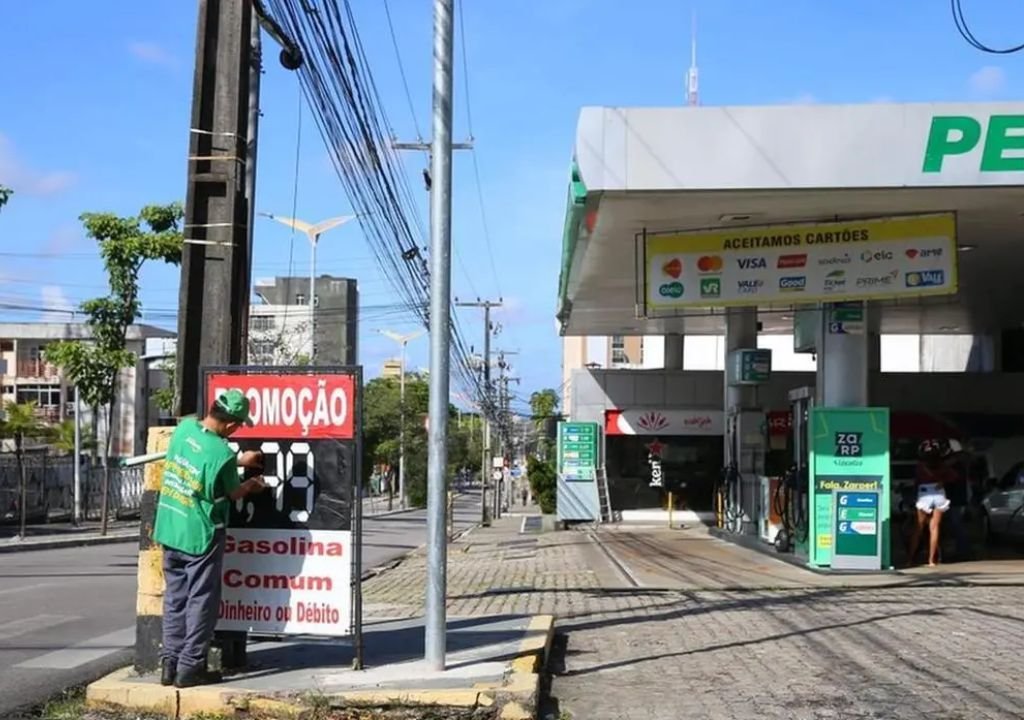 Bomba de combustível em posto de gasolina com destaque para a nova mistura de 32% de etanol aprovada pelo CNPE.