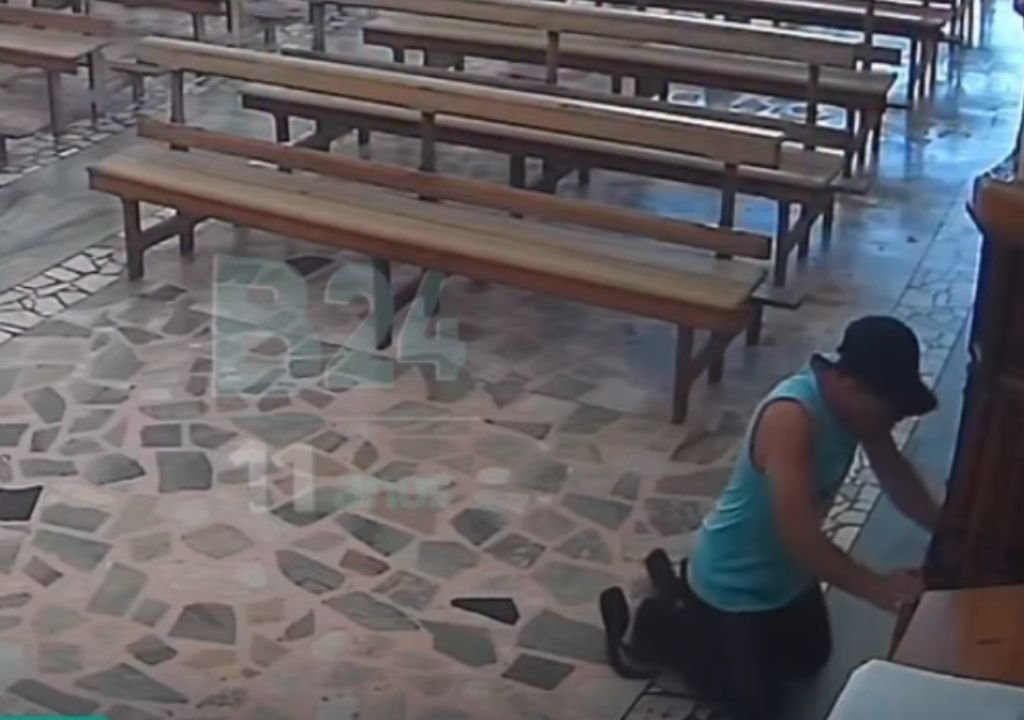 Homem é flagrado por câmeras antes de furtar o cofre de ofertas de uma igreja em Minas Gerais.