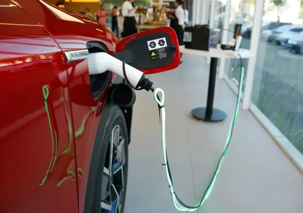 Carros elétricos e híbridos em concessionária durante crescimento das vendas no Ceará em 2026.