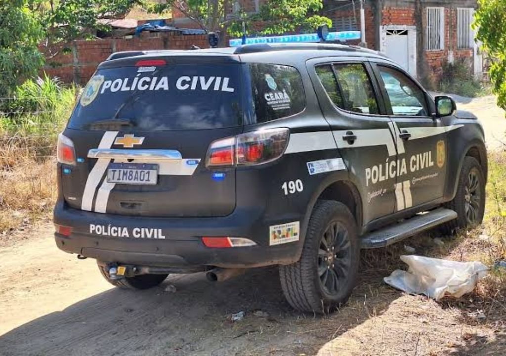 Viatura da Polícia Civil durante operação que prendeu homem suspeito de estuprar a própria mãe em Quiterianópolis.