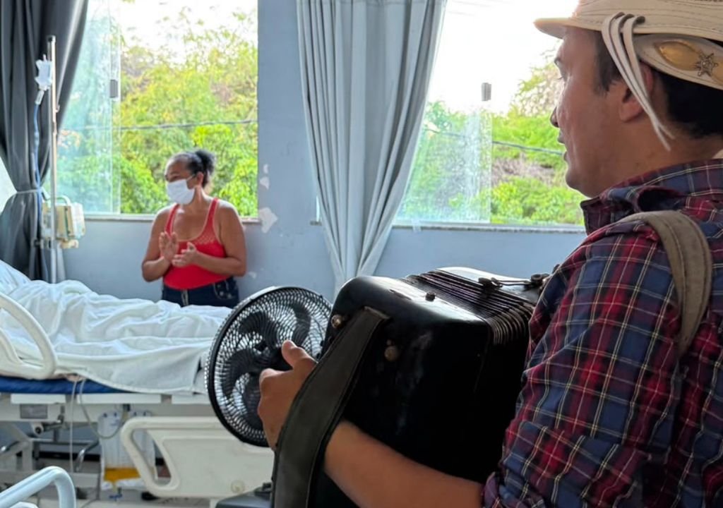 Equipe da Santa Casa de Sobral presta atendimento humanizado a paciente durante ações de cuidados paliativos no hospital.