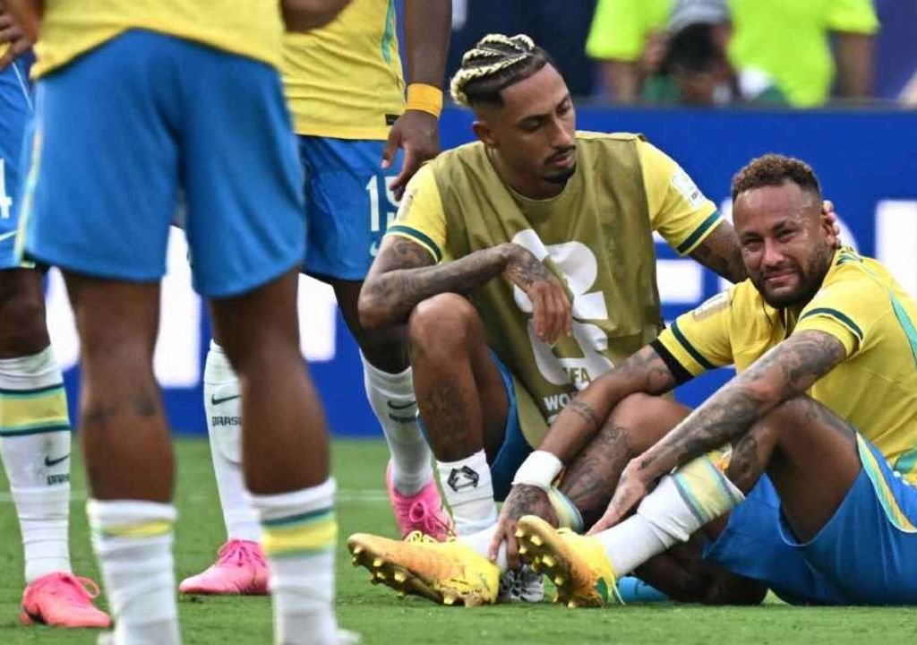 Jogadores da Seleção Brasileira lamentam a eliminação para a Noruega nas oitavas de final da Copa do Mundo de 2026.