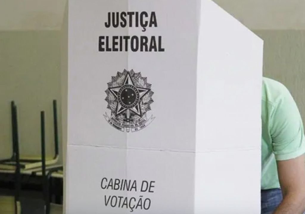 Eleitor realiza solicitação do voto em trânsito para participar das eleições de 2026.