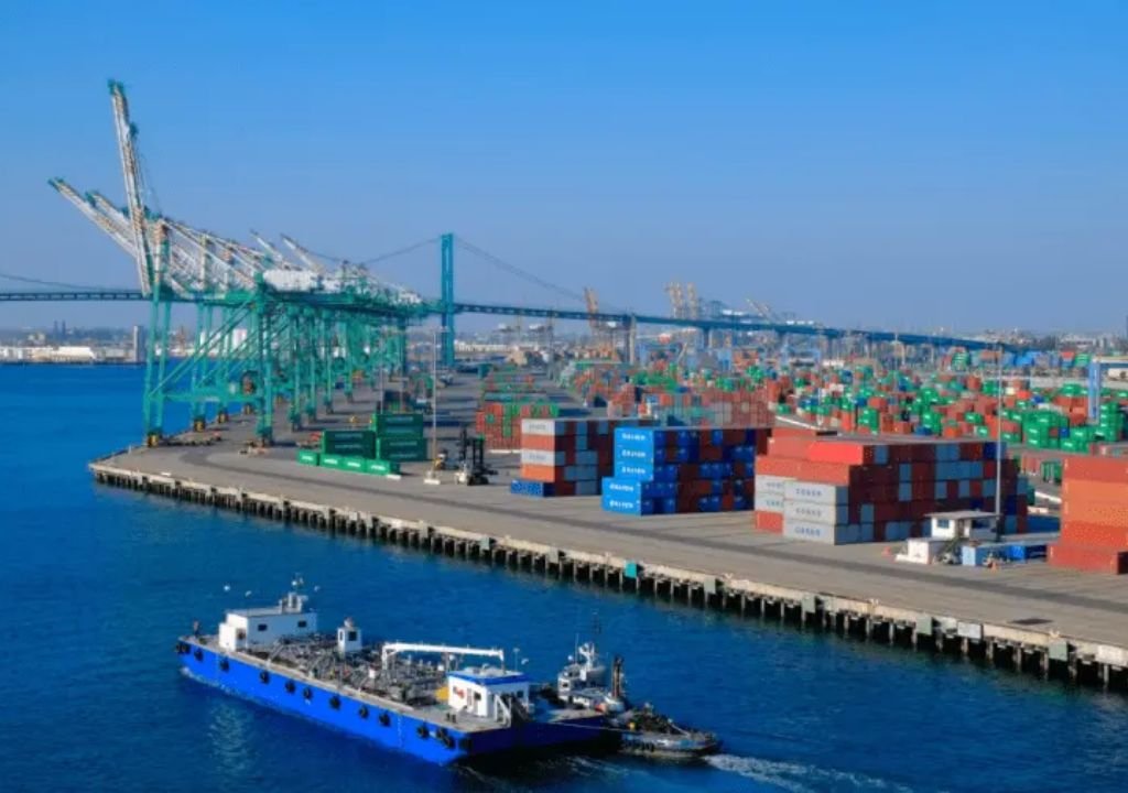 Porto de embarque de contêineres em Los Angeles, ligado às exportações brasileiras atingidas pelo tarifaço dos EUA