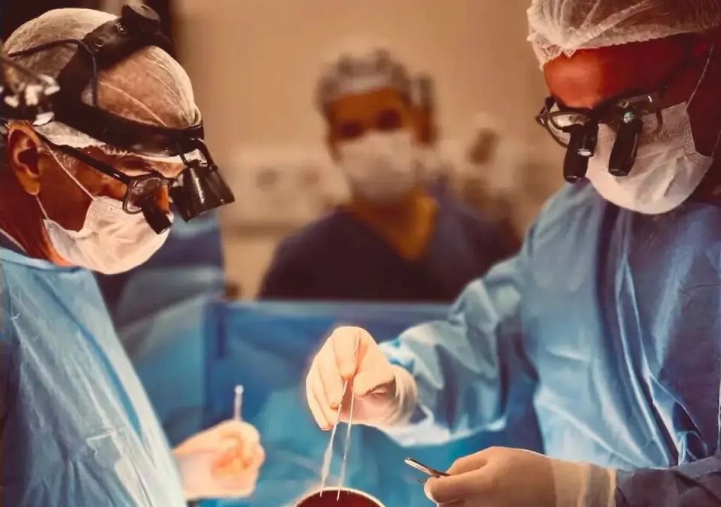 Equipe médica do HUC durante transplante cardíaco pediátrico no Ceará