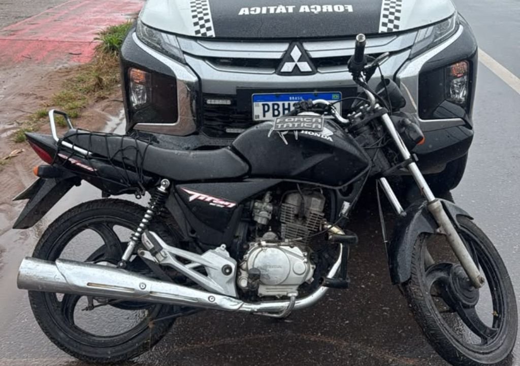 Motocicleta recuperada pela Polícia Militar durante patrulhamento na BR-222, em Tianguá.