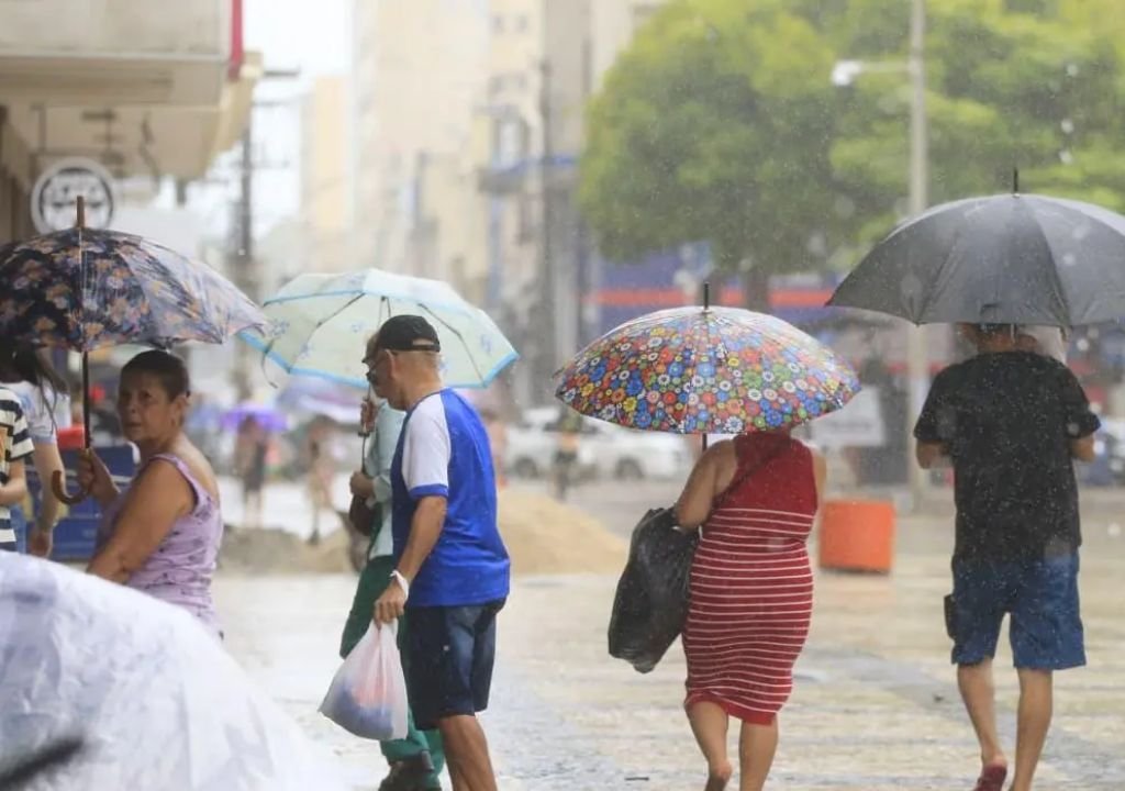 Chuva caindo em área urbana do Ceará durante a pós-estação de 2026